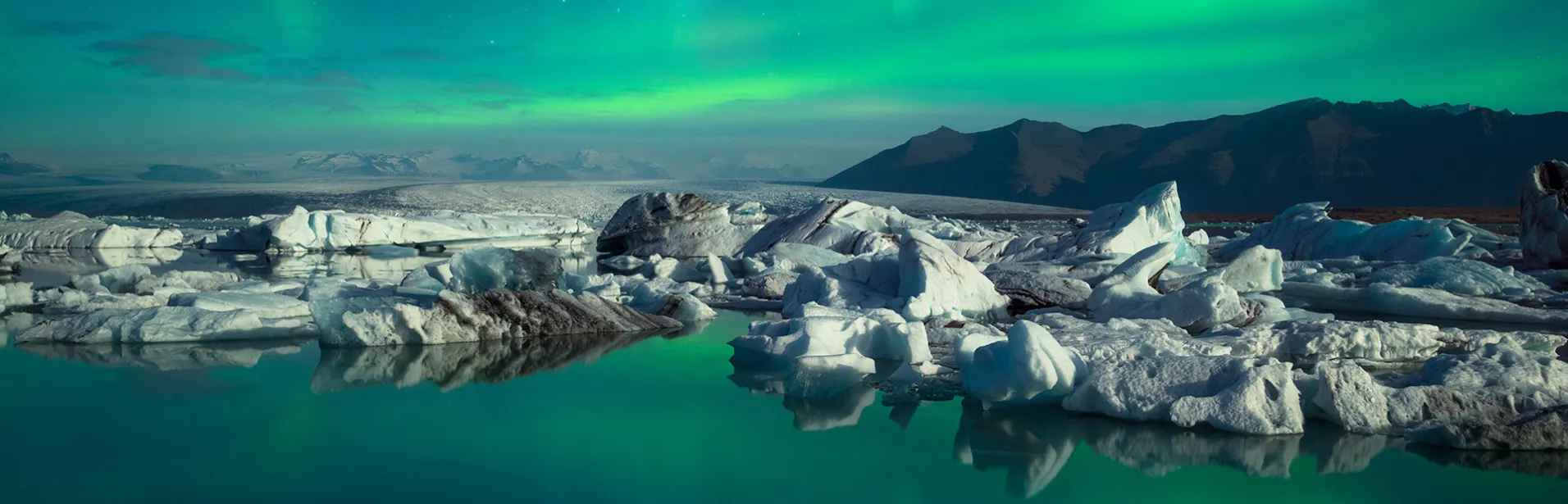 Iceland northern lights tour package: glaciar lagoon Jökursarlon in northern lights, south east of Iceland.